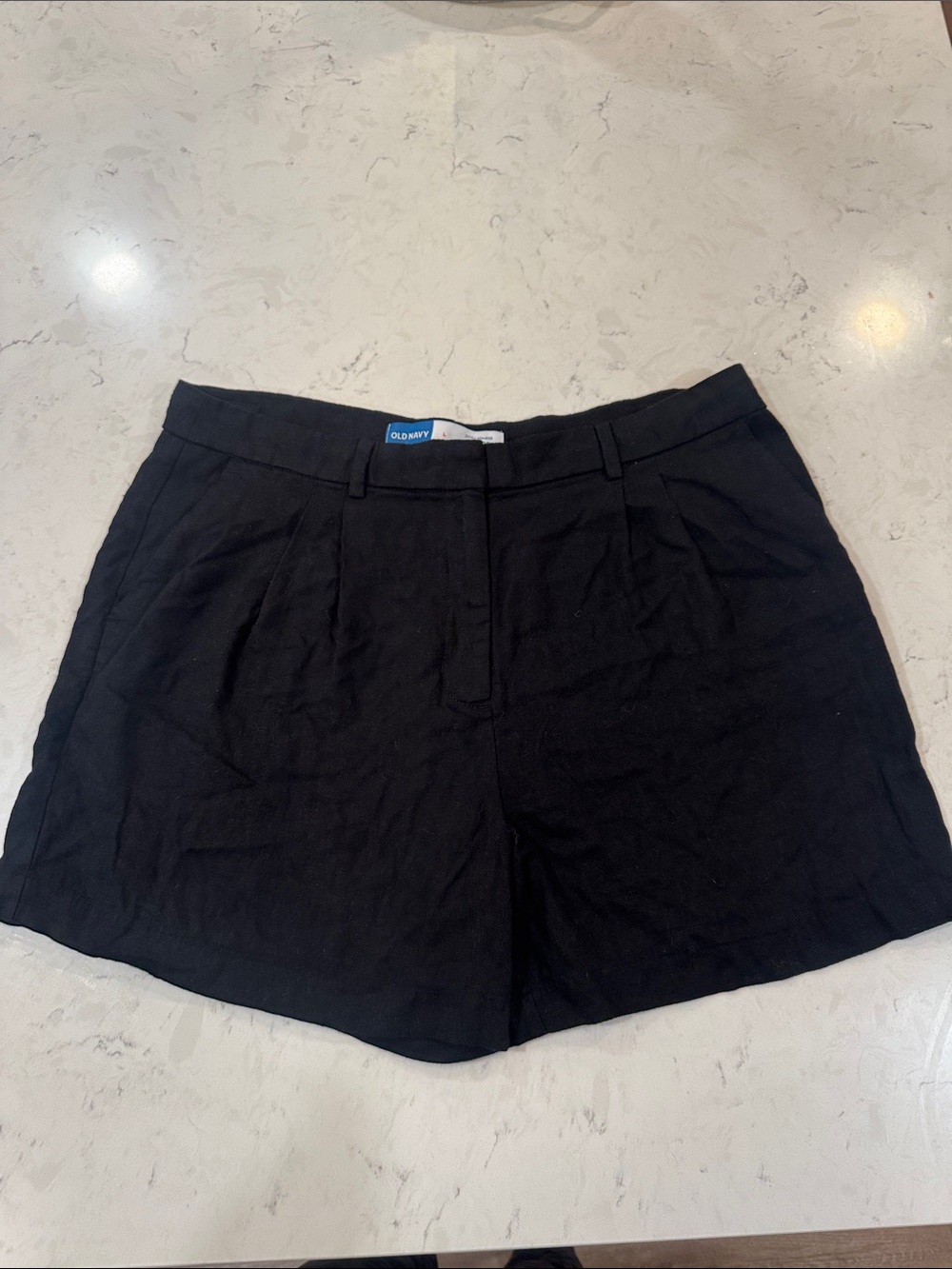 Old Navy Women's Black Pleated Bermuda Shorts